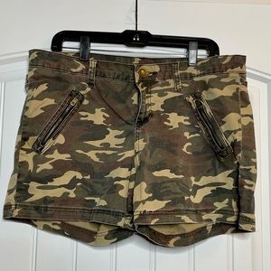 Kut from the Kloth Camo Shorts 14 EUC